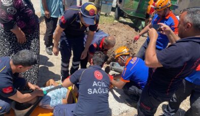 Diyarbakır’da düştüğü çukurda sıkışan çocuk kurtarıldı
