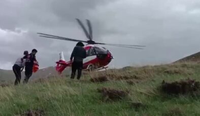 Dağlık alanda mahsur kalan kişi ambulans helikopterle kurtarıldı