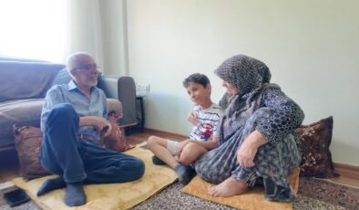 Depremde sağ kolunu kaybeden çocuk masa tenisinde kendisini geliştiriyor
