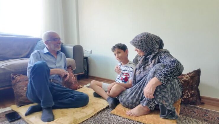 Depremde sağ kolunu kaybeden çocuk masa tenisinde kendisini geliştiriyor
