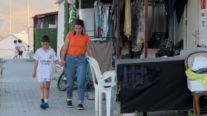 Enkazda oğlunun sesiyle hayata tutundu