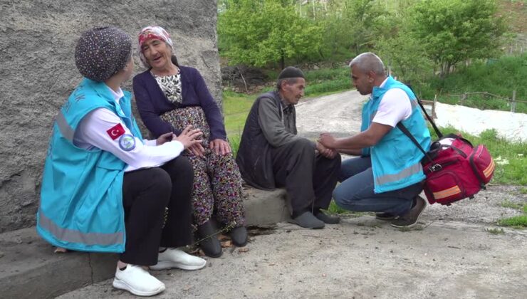Engebeli yollarını aşarak sağlık hizmetini insanların ayağına götürüyorlar