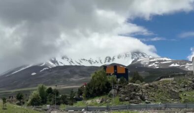 Erciyes Dağı’nın zirvesine kar yağdı