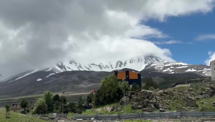 Erciyes Dağı’nın zirvesine kar yağdı