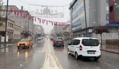 Erzurum’a mayıs ayında lapa lapa kar yağdı, kent beyaz örtüye büründü