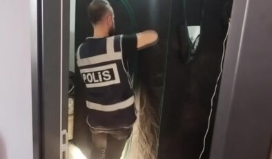 Evde iklimlendirme sistemiyle kenevir yetiştiren 3 zanlıdan 1’i tutuklandı