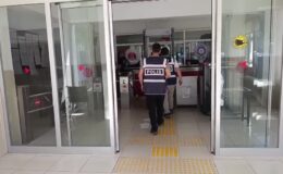 Evden 800 bin liralık ziynet eşyası çalan 2 zanlı tutuklandı