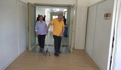 Felçli hasta sedyeyle geldiği hastaneden yürüyerek çıktı