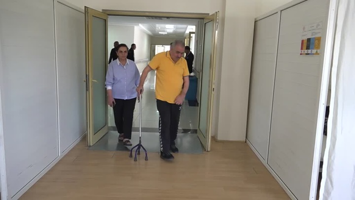 Felçli hasta sedyeyle geldiği hastaneden yürüyerek çıktı