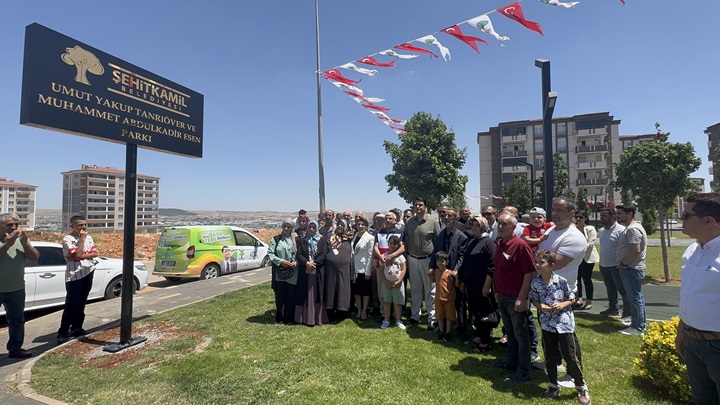 Trafik kazasında hayatını kaybeden muhabirlerin isimleri parka verildi