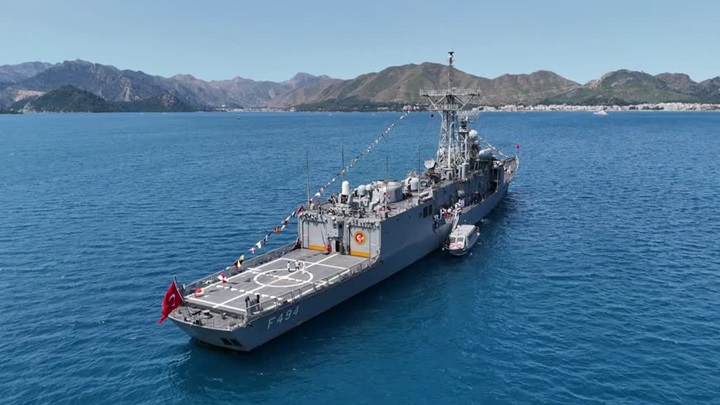 Deniz Kuvvetleri gemileri ile Sahil Güvenlik botları ziyarete açıldı
