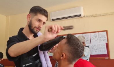 Gönüllü kuaförler engelli bireyleri ücretsiz tıraş etti
