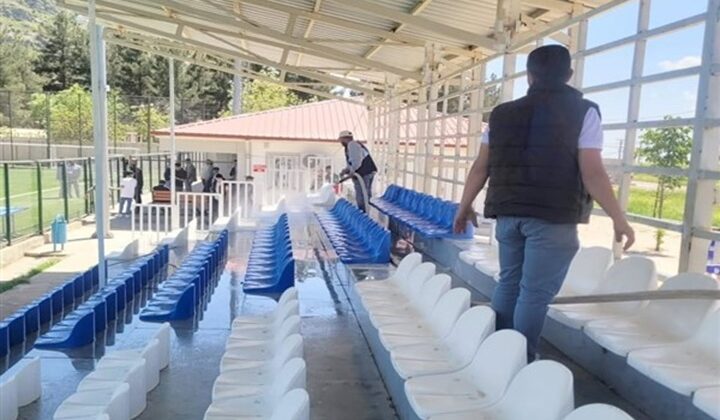Hazro İlçe Stadyumu’nda temizlik çalışmaları tamamlandı