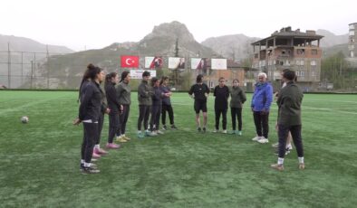 Hakkari’nin kızları futbolla yükseliyor