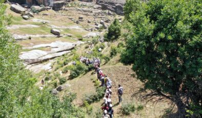 Kefrun Kalesi’ne yüzlerce kişiyle doğa yürüyüşü