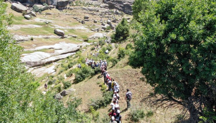 Kefrun Kalesi’ne yüzlerce kişiyle doğa yürüyüşü