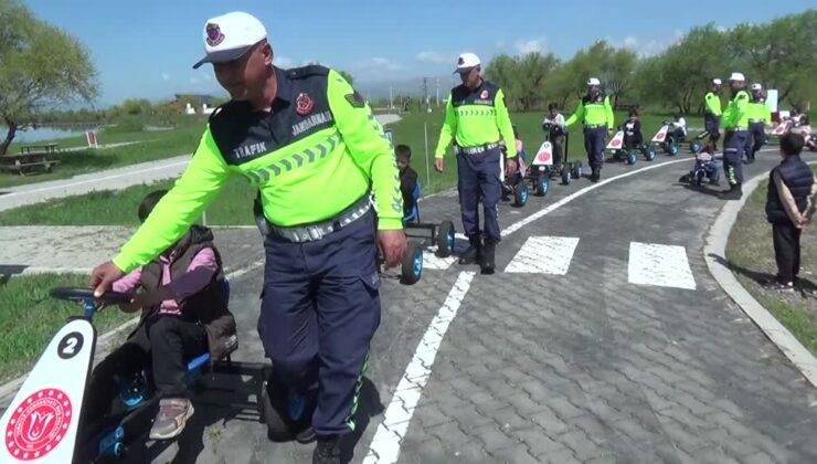 Jandarma ekipleri, köylerde yaşayan çocuklara trafik eğitimi verdi