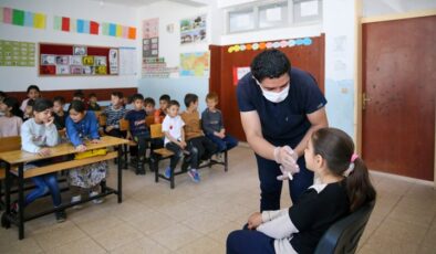 Doktor adayları kırsaldaki öğrencilere ağız ve diş sağlığı hizmeti sunuyor