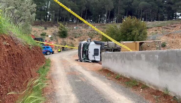 Kamyon devrildi, sürücü öldü