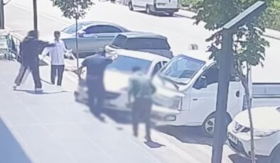 Kaldırımda yürürken otomobilin çarptığı 2 lise öğrencisi yaralandı