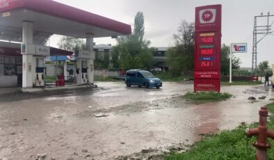 Kars’ın Akyaka ilçesinde sel meydan geldi