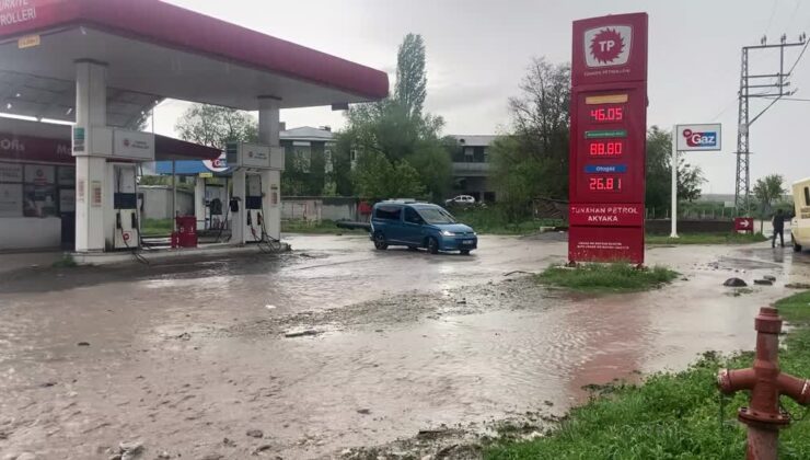 Kars’ın Akyaka ilçesinde sel meydan geldi