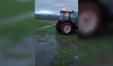 Kars’ın Selim ilçesinde traktör sele kapıldı, sürücü kurtuldu