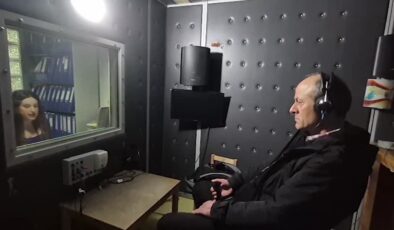 Kemiğe implante edilen cihazla yeniden duymaya başladı