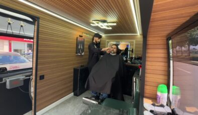 Kuaför salonuna çevirdiği minibüsle hizmeti müşterilerinin ayağına götürüyor
