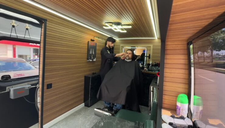 Kuaför salonuna çevirdiği minibüsle hizmeti müşterilerinin ayağına götürüyor