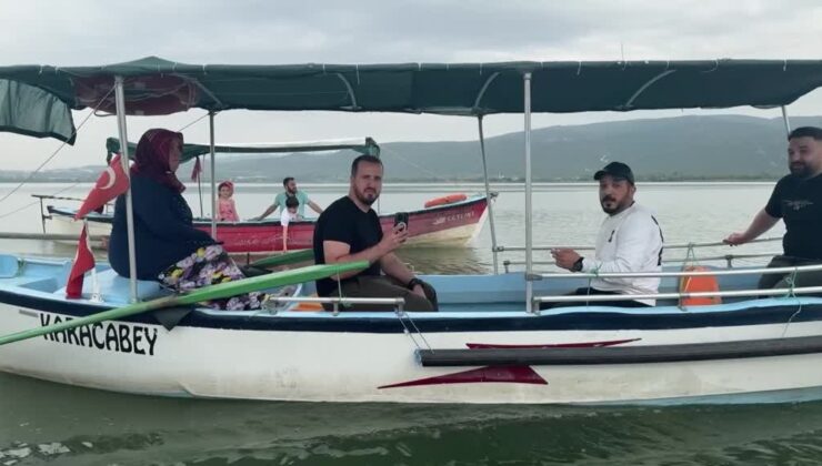 Gölyazı’da kadınlar kayık kaptanı oldu, turistler hayran kaldı