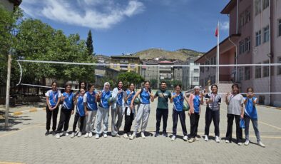 Kulp’ta ortaokullar arası voleybol turnuvasında kupa sevinci yaşandı