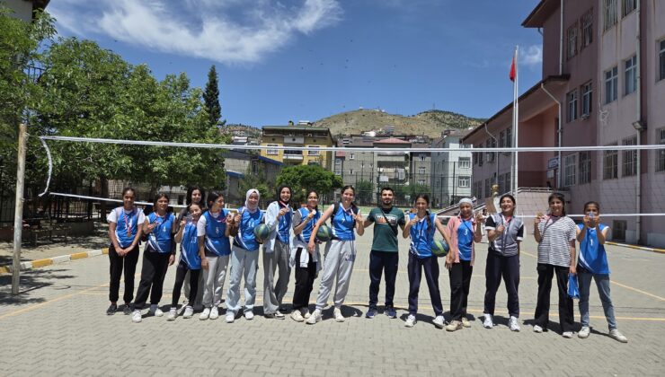 Kulp’ta ortaokullar arası voleybol turnuvasında kupa sevinci yaşandı