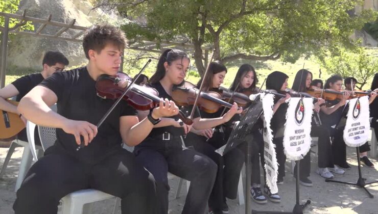 Lise öğrencilerinden müzik dinletisi etkinliği
