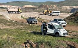 Kontrolden çıkarak yol kenarına savrulan hafif ticari araçtaki 4 kişi yaralandı