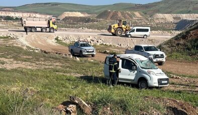 Kontrolden çıkarak yol kenarına savrulan hafif ticari araçtaki 4 kişi yaralandı