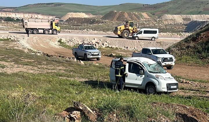 Kontrolden çıkarak yol kenarına savrulan hafif ticari araçtaki 4 kişi yaralandı
