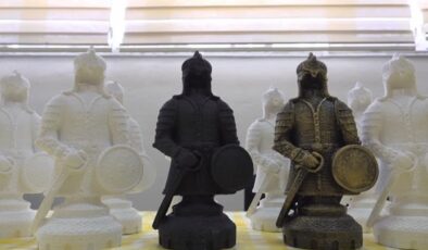 Üniversite öğrencileri Sultan Alparslan temalı hediyelik ürünler üretiyor