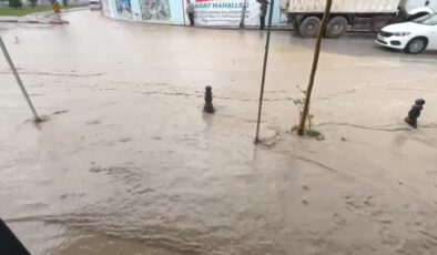 Malatya’da dolu ve sağanak trafiği aksattı, su baskınları yaşandı