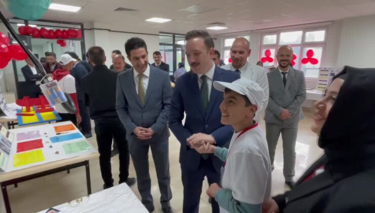 Malazgirt’te TÜBİTAK 4006 Bilim Fuarı açıldı