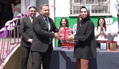 Mardin’de kitap okuma yarışmasında dereceye giren annelere ödülleri verildi