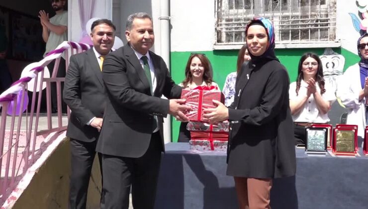 Mardin’de kitap okuma yarışmasında dereceye giren annelere ödülleri verildi