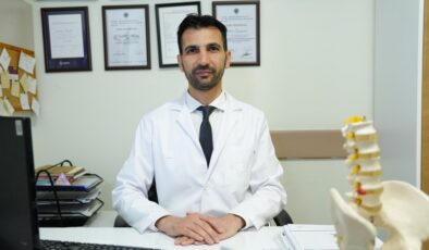 Masa başı çalışanlara omurga sağlığı için düzenli egzersiz önerisi