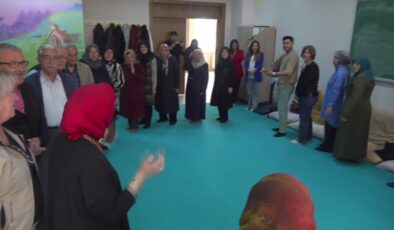 Nineler ve dedeler torunları için masal öğreniyor