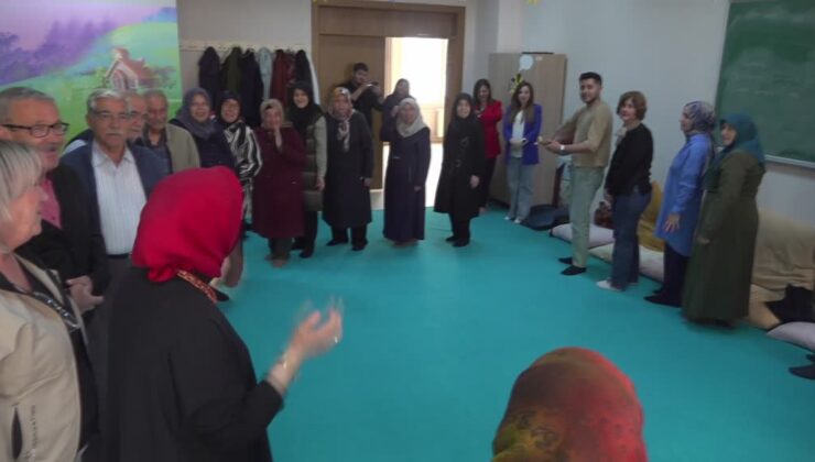 Nineler ve dedeler torunları için masal öğreniyor
