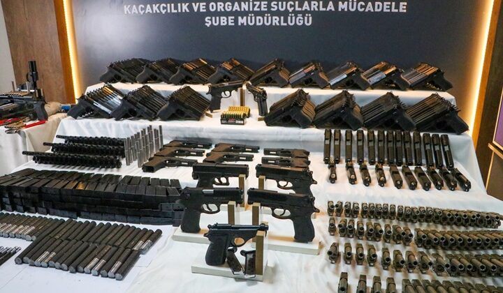 Oyuncak dükkanı olarak kamufle edilen silah atölyesine operasyon