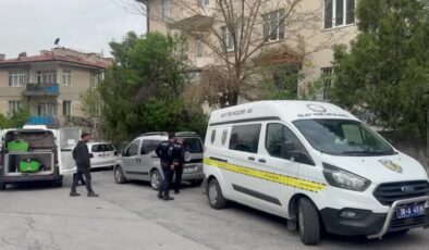 Oğlu tartıştığı babasını bıçakla öldürdü