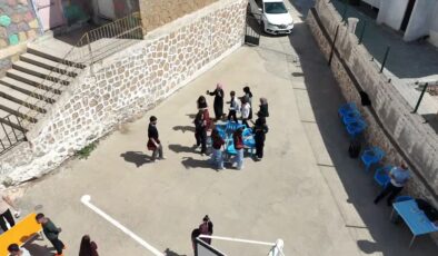Öğretmen adayları kırsaldaki öğrencilere matematiği sevdirmek için etkinlik yapıyor