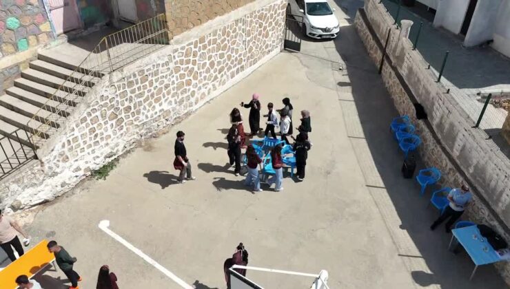 Öğretmen adayları kırsaldaki öğrencilere matematiği sevdirmek için etkinlik yapıyor