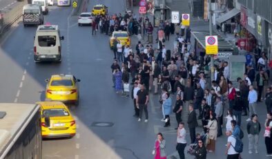 Özel Halk Otobüsü şoförlerinin kontak kapatması nedeniyle duraklarda yoğunluk yaşanıyor